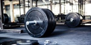 1RM Rechner: Langhantel mit Hantelscheiben im Fitnessstudio
