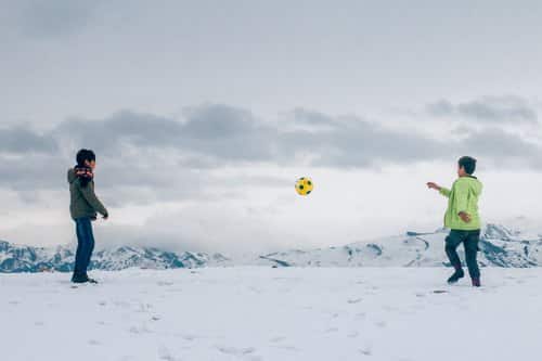 Fußball-Adventskalender selber machen: Kinder spielen im Schnee
