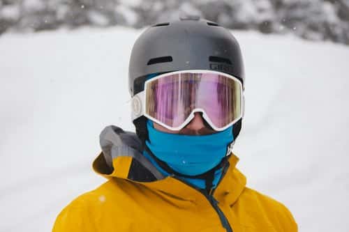 Skihelm und Skibrille als Geschenk: Skifahrer mit grauem Helm, verspiegelter Brille und Schlauchschal