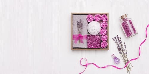 Wellness-Geschenkkorb selbst zusammenstellen: Holztablett mit Handtuch, Badekugel, Seifenrosen und Badesalz